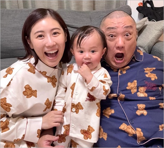 極楽とんぼ山本圭壱と長女にこりちゃん、妻・西野未姫の親子3ショット