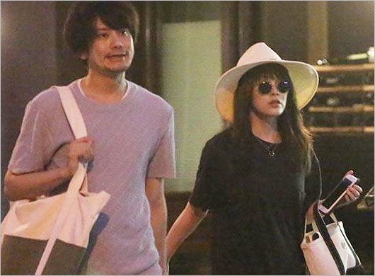 小西遼生と女優・貫地谷しほりの2ショット