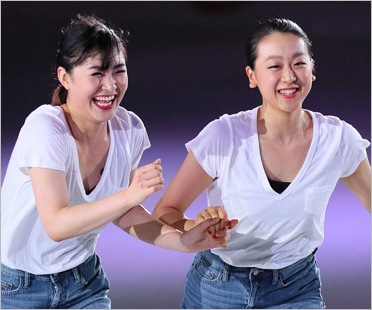 浅田真央と村上佳菜子の2ショット