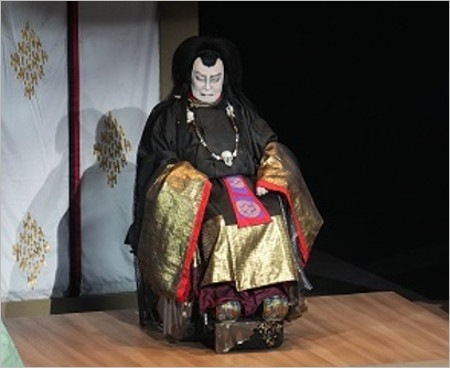 車椅子に乗って歌舞伎に出演する松本白鸚