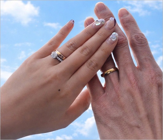 桃田賢斗と妻が結婚指輪はめた画像