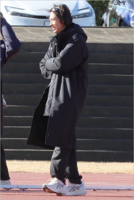 山下智久ドラマ『俺たちの箱根駅伝』クランクイン初日のベンチコート姿