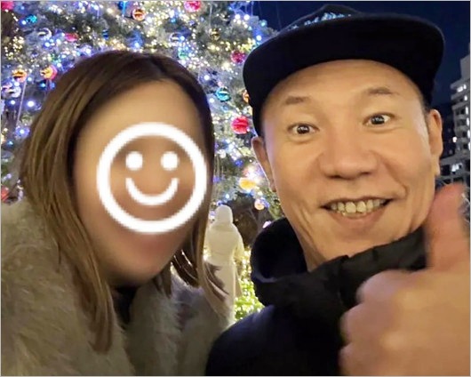 オモロー山下と結婚相手の女性・妻の2ショット