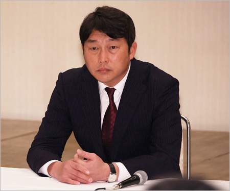 全体ミーティングを行った新井貴浩監督