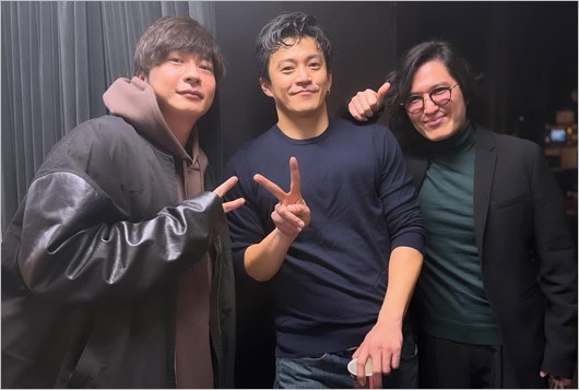 田中圭の近影、小栗旬と清塚信也との3ショット