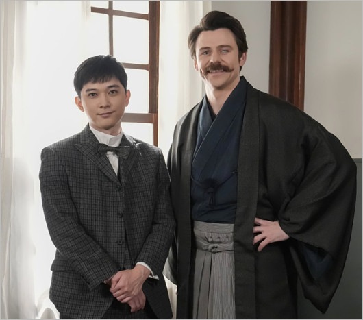 ヘブン（トミーバストウ）と親友・錦織友一（吉沢亮）