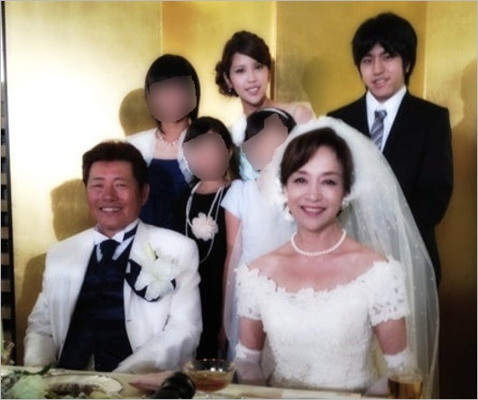 坂口良子とジェット尾崎（尾崎健夫）結婚披露宴、坂口杏里と兄の家族写真