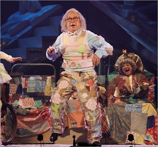 小堺一機（ジョーおじいちゃん役）ミュージカル『チャーリーとチョコレート工場』ワンシーン