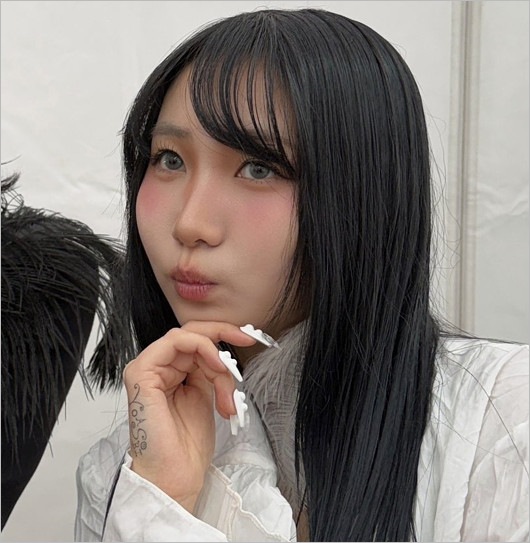 タトゥーを入れたYOASOBI・ikura