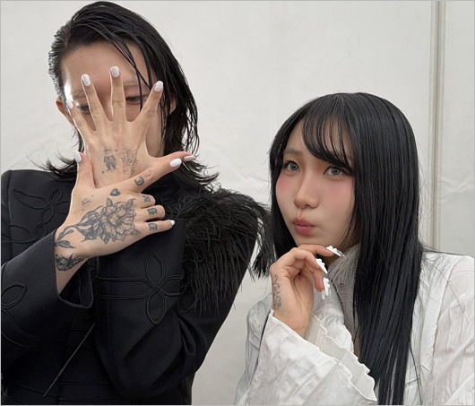 YOASOBI・Ayase＆ikuraがタトゥーシールを貼った写真