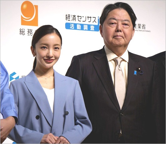 板野友美と林芳正総務大臣