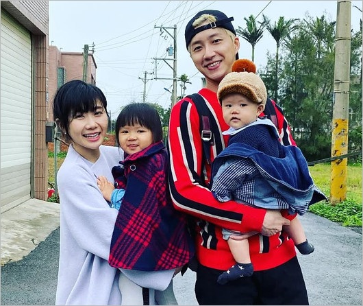 福原愛と元夫・江宏傑、長女あいらちゃん、長男こうくんの家族写真