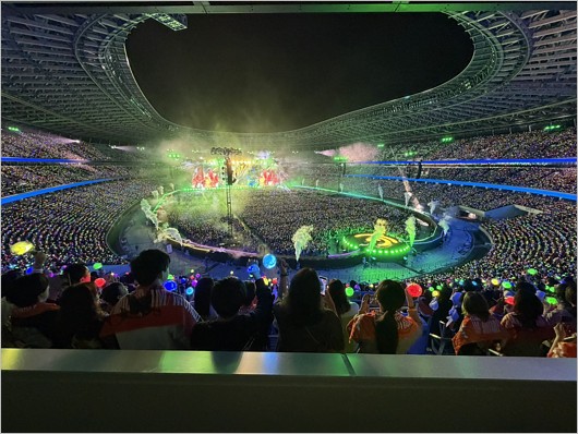 MUFGスタジアムのスイートルームから撮影のMrs. GREEN APPLEライブステージ