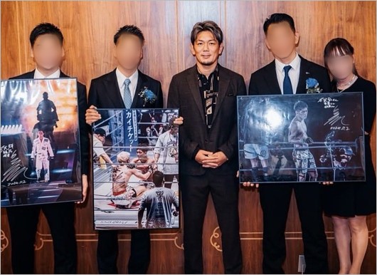 クリアースカイ社の経営陣と格闘家・皇治