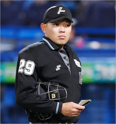 オスナのバットが直撃した審判員・川上拓斗