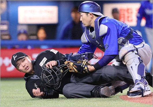 川上拓斗審判員がバット直撃直後の画像