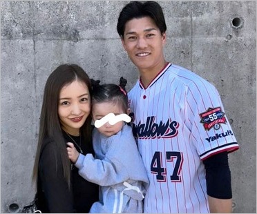 板野友美と長女、夫の高橋奎二