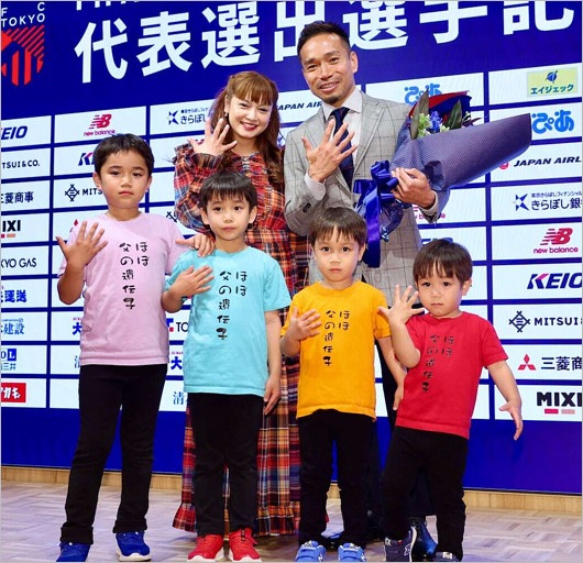 長友佑都と妻・平愛梨＆子供たち4人の家族写真