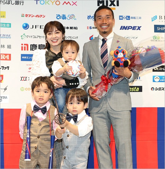 長友佑都＆平愛梨ファミリー W杯2022回会見時の画像