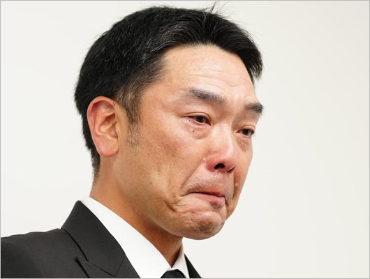 阿部慎之助監督が辞任、謝罪会見で涙のシーン