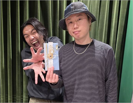 見取り図・盛山晋太郎がリリーにご祝儀で30万円贈った際のコンビ2ショット
