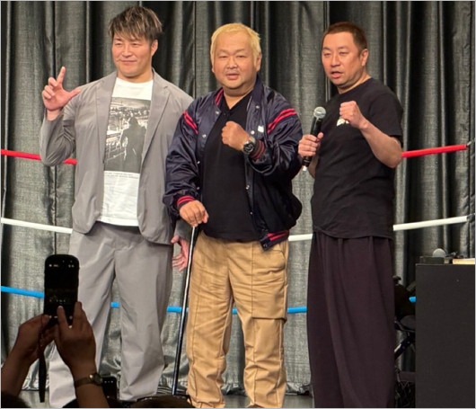 ハチミツ二郎が足切断後に立った姿（レイザーラモンRG＆元プロレスラー棚橋弘至との3ショット）
