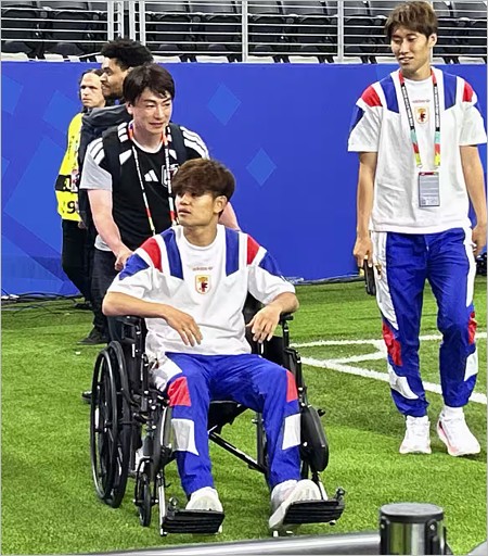 車イスに乗る久保建英選手