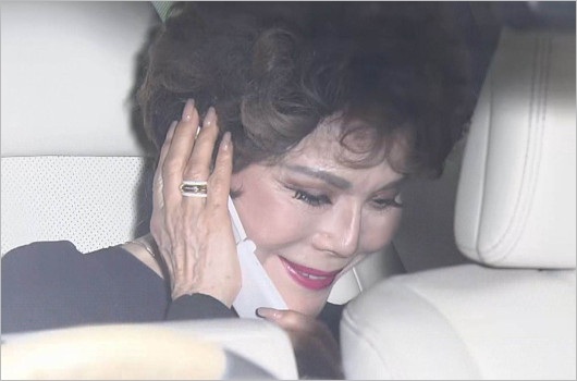 初公判出廷のデヴィ・スカルノ被告