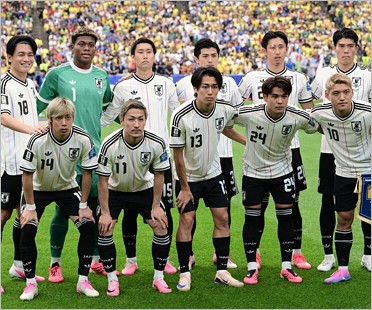 ブラジル代表と対戦したサッカー日本代表（アウェイユニフォーム）