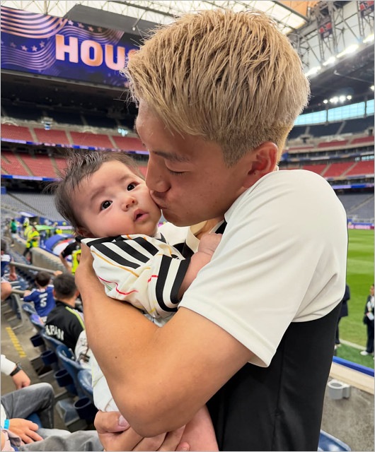 堂安律選手と子供の画像