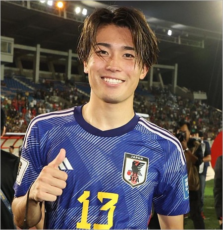 イケメンサッカー選手の中村敬斗