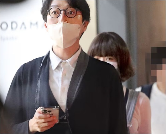 成田悠輔と椎名林檎のフライデー2ショット
