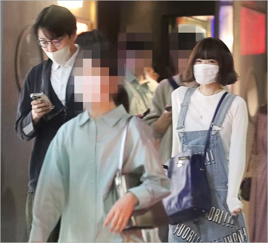 椎名林檎と成田悠輔がW不倫疑惑、密会デート画像（FRIDAY撮影）