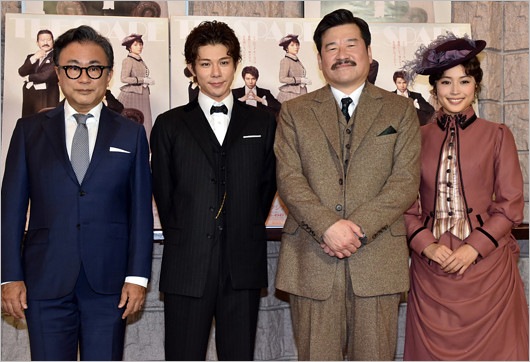 舞台『愛と哀しみのシャーロック・ホームズ』の公開けいこに参加した(左から)三谷幸喜、柿澤勇人、佐藤二朗、広瀬アリス