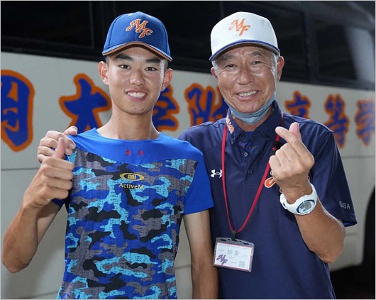 柳葉敏郎と長男・柳葉一路（岩手・盛岡大学付属高校野球部キャプテン）