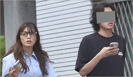 三谷紬アナと彼氏の2ショット(フライデー撮影)