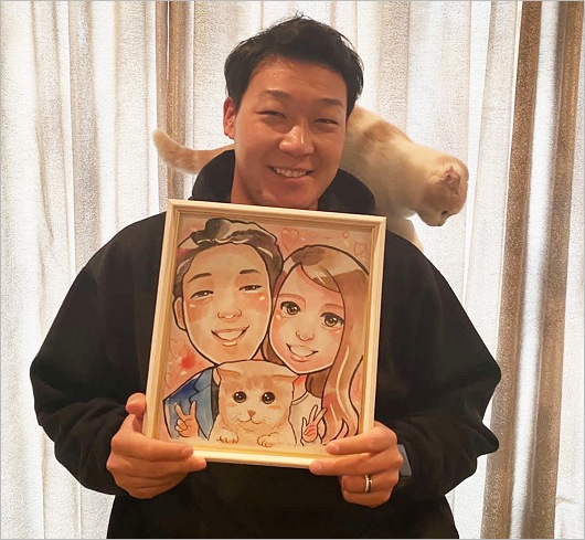 阪神タイガース大山悠輔選手と妻・愛猫ラテの画像