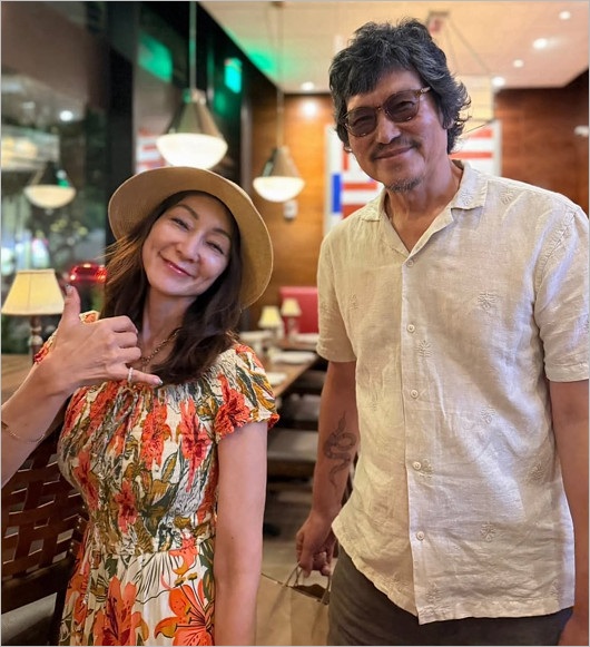 タトゥー披露の豊川悦司とマキ・コニクソン