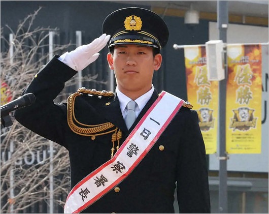 甲子園警察署の一日警察署長を務めた阪神タイガース伊原陵人
