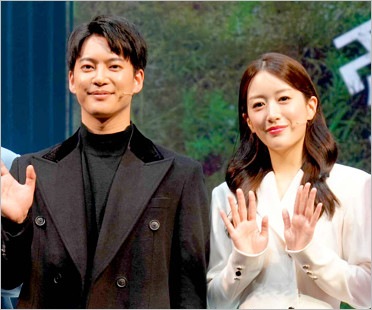 三山凌輝と花乃まりあ