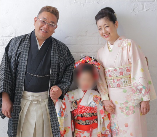 伊達みきおと妻・熊谷麻衣子＆子供の親子3ショット