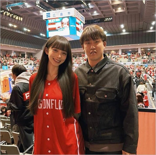 渡辺リサがBリーグ『広島ドラゴンフライズ』の試合を小園海斗選手と観戦時の姿