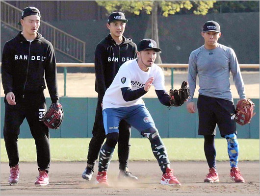 菊池涼介の合同自主トレ、羽月隆太郎・矢野雅哉・阪神タイガース熊谷敬宥