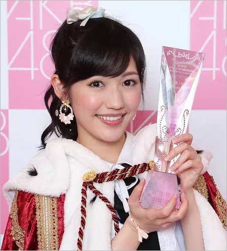 渡辺麻友が2014年AKB48選抜総選挙で1位獲得時の姿