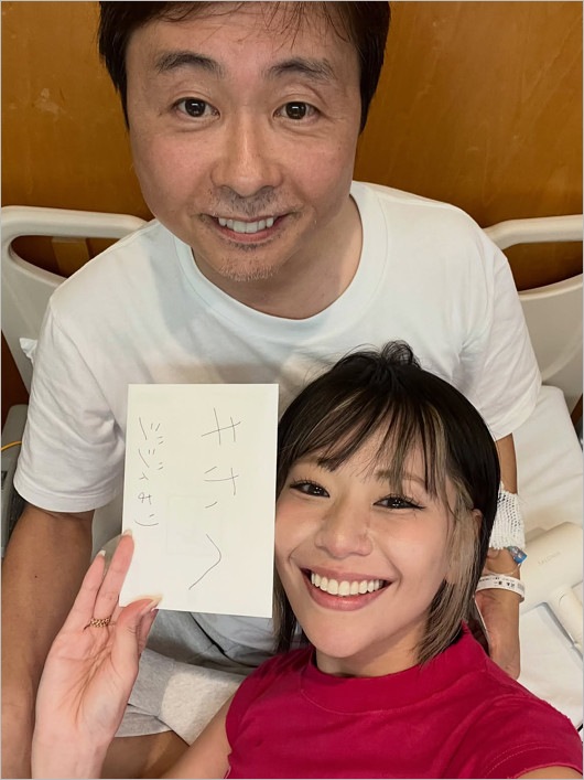次長課長・河本準一と彼女の磯部希帆の病室2ショット