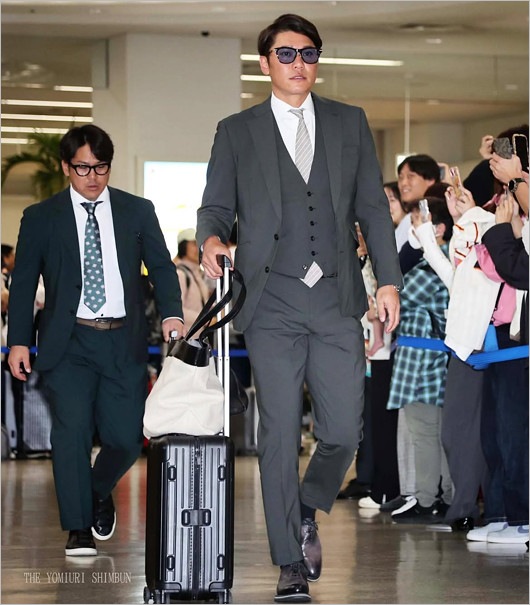 巨人・春季キャンプ2026の坂本勇人と甲斐拓也のスーツ姿