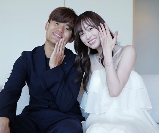 久保建英選手と福原遥の2ショット画像