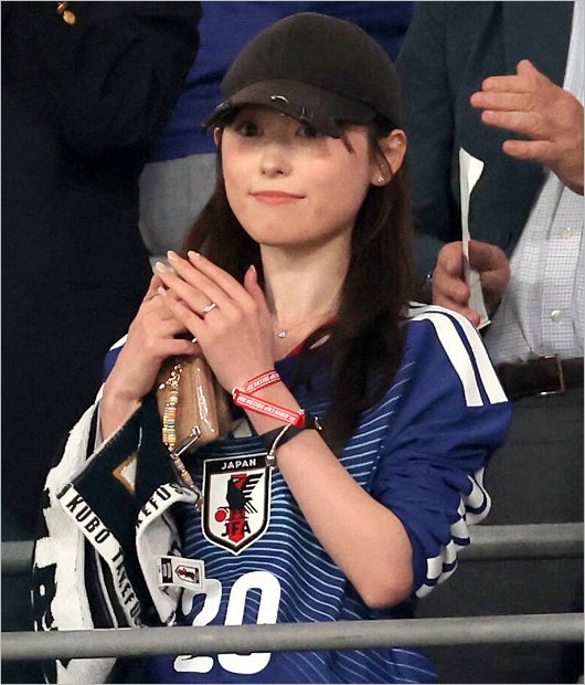 福原遥が久保建英選手の出場試合を応援姿（MUFG国立競技場）