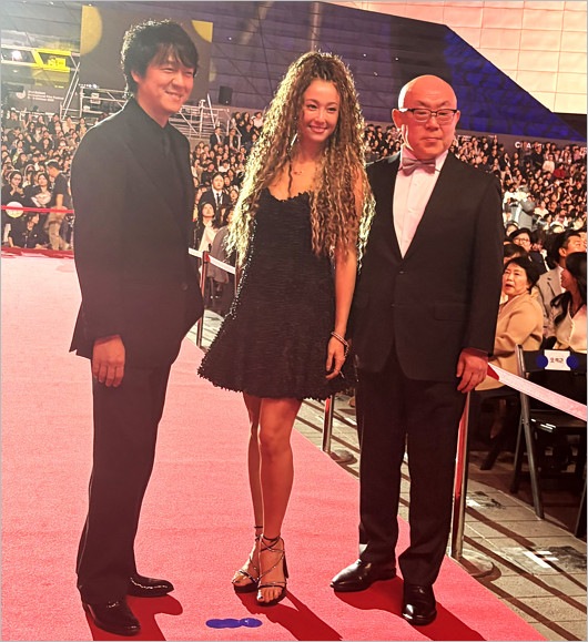 釜山国際映画祭出席の丸山隆平・沢尻エリカ・佐藤佐吉監督
