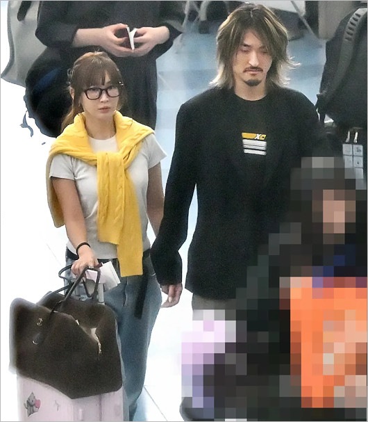 紗栄子とONE OK ROCKベースRyotaの手繋ぎ画像